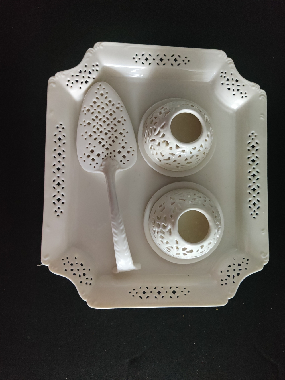Simply Great Pieces 🤗 Ivory Color Lace Style Trim....Serving Tools